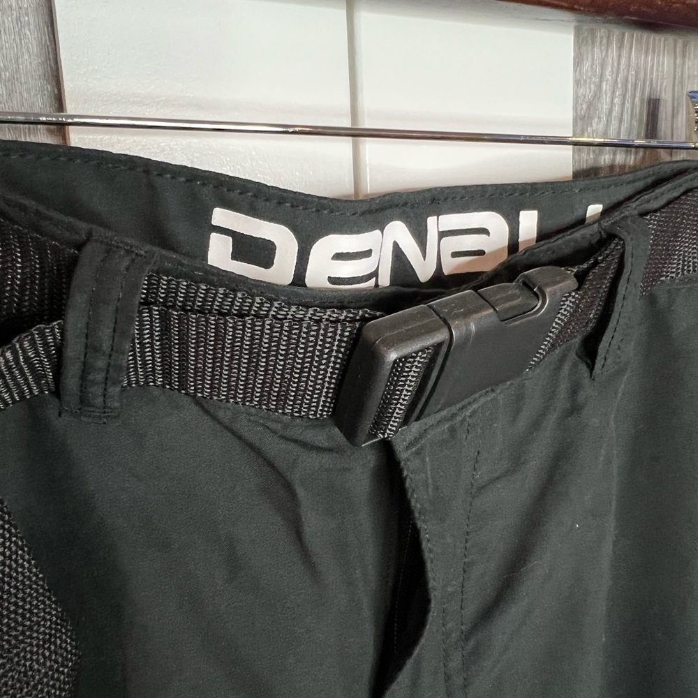 D16.23. Denali Men's Microfiber Pocket Cargo Shorts Black Size 36 - Picture 3 of 8